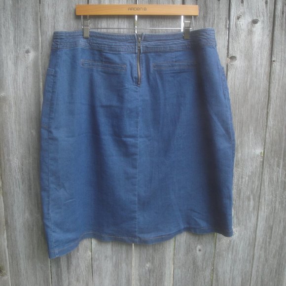 Universal Threads Skirt Women's Size 18 Blue Denim Midi front slit - Picture 3 of 4